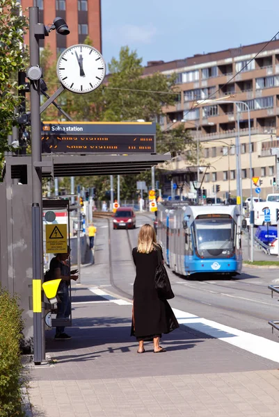 Solna Suède Août 2018 Une Femme Robe Noire Attend Tramway — Photo