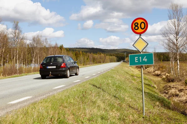 制限速度 キロの高速道路番号 E14 Enafors スウェーデン 2016 — ストック写真