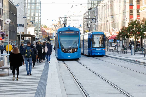 Sztokholm Szwecja Września 2018 Dwie Niebieskie Nowoczesne Tramwaje Służbie Dla — Zdjęcie stockowe