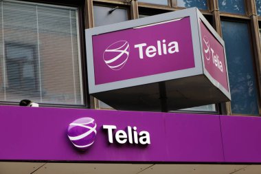 Sundsvall, İsveç - 30 Mayıs 2016: Telia perakende dükkanı işareti yukarıda onun dükkanında Storgatan sokak girişinde.