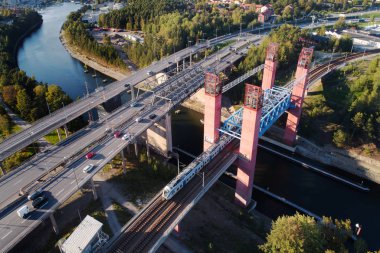 Sodertalje, İsveç - 9 Eylül 2018: İnci iki yol köprü ve aynı yerde Sodertalje kanal geçiş Demiryolu Köprüsü havadan görünümü. 