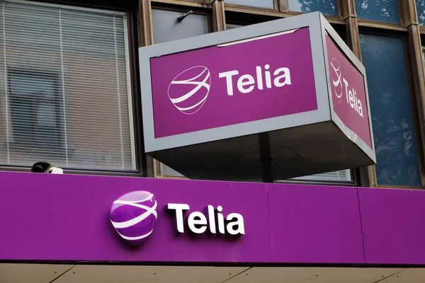 Sundsvall, İsveç - 30 Mayıs 2016: Telia perakende dükkanı işareti yukarıda onun dükkanında Storgatan sokak girişinde.