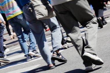 Bir yaya geçidi kullanarak insanlar hareket bulanıklığı.