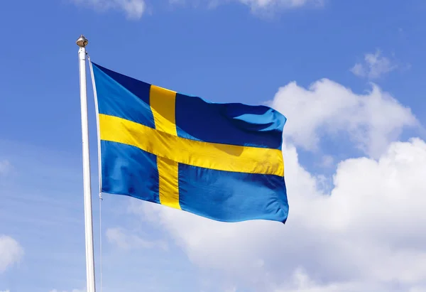Primer Plano Una Bandera Sueca Izada Agiants Cielo Azul Con —  Fotos de Stock