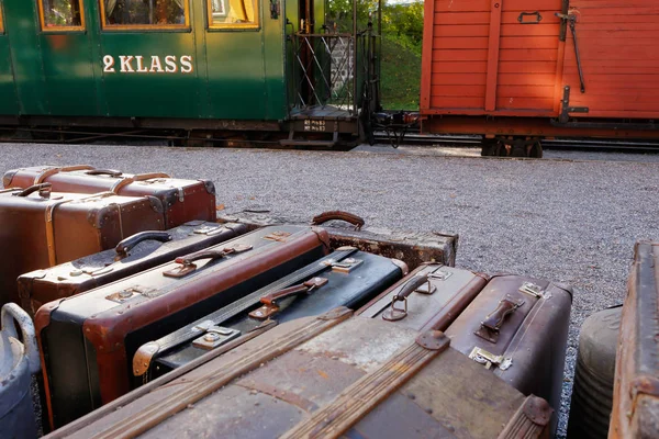 Equipaje Con Maletas Delante Viejo Tren Con Vagón Vagón Verde —  Fotos de Stock