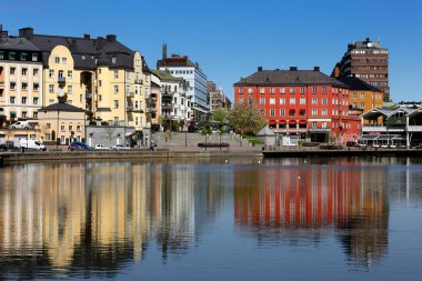 Sodertalje, İsveç - 16 Mayıs 2015: Sodertalje şehir merkezi waterfront görünümünü.