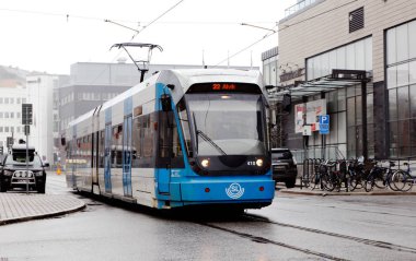 Solna, İsveç - 7 Nisan 2014: Modern tramvay hizmeti büyük Stockholm ulaşım, Sl, Tvarbanan hizmet için bölge Solna iş parkında.