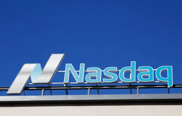 Stockholm, İsveç - 4 Temmuz 2016: Stockholm şubesine bulunan Nasdaq Borsası işareti Close-up.