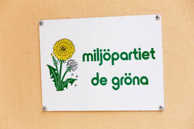 Visby, İsveç - 14 Mayıs 2016: İsveçli Yeşil Parti (Miljopartiet) işareti atached, ofis duvar için.