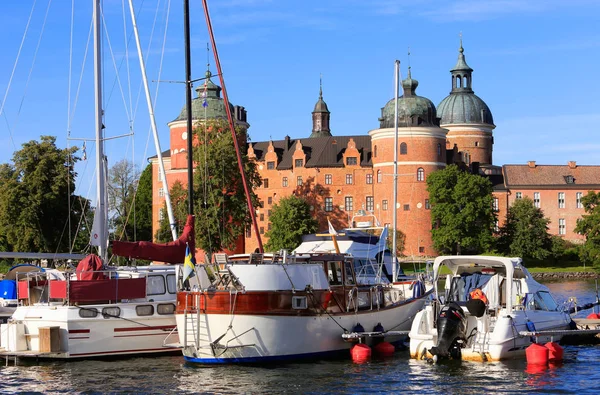 Mariefred Schweden August 2018 Lustschiffe Vor Der Alten Roten Burg — Stockfoto