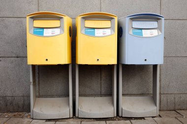 Stockholm, İsveç - 24 Mart 2016: İki mavi ve İsveçli posta servisi şirketi Postnord tarafından işletilen bir mavi posta kutuları.