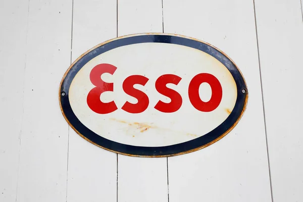 瑞典卢格纳 2018年7月9日 木墙上的老埃索汽油牌标志标志 — 图库照片
