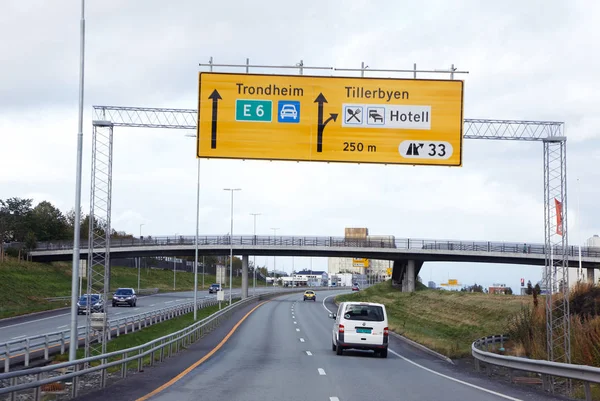 トロンヘイム ノルウェー 2015 高速道路出口数 で南からトロンハイムの方向に道路番号 — ストック写真