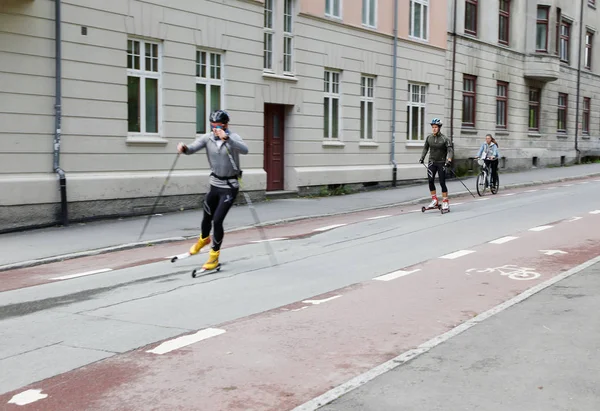 Trondheim Noorwegen September 2015 Twee Mannetjes Rollski Buurt Van Universiteit — Stockfoto