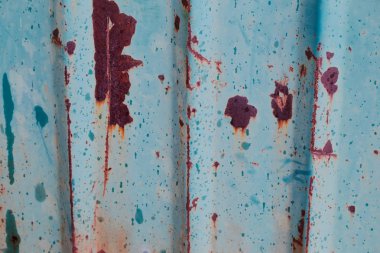 Mavi renkli ve paslı Close-up oluklu levha yıpranmış.