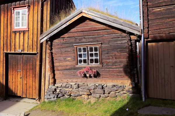 Ineinander Verschachteltes Braunes Altes Holzhäuschen Mit Grasbedecktem Dach Der Norwegischen — Stockfoto