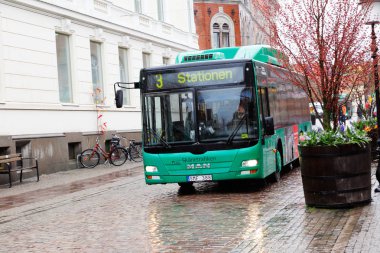 Ystad, İsveç - 15 Nisan 2017: Bir yeşil şehir otobüs işletme toplu ulaşım satır 3 Hamngatan Street şehir merkezinde Skanetrafiken için.