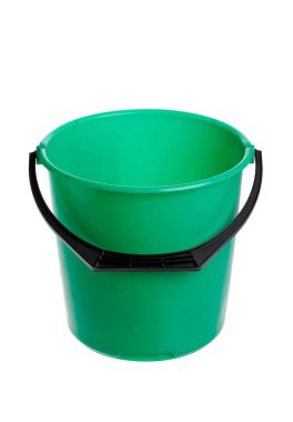 Beyaz arka plan üzerinde izole yeşil boş plastik kova.