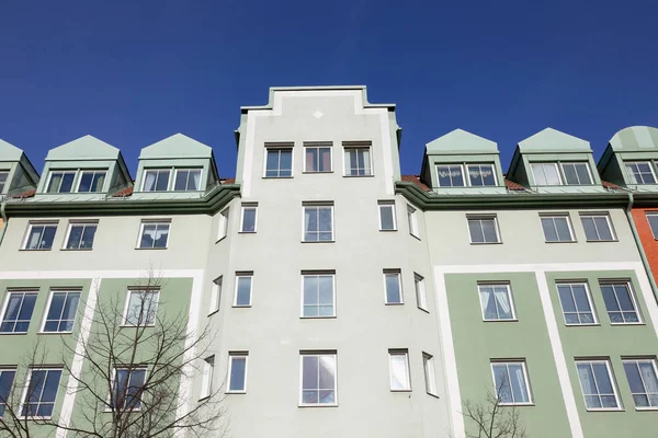 Low Angel View 1990S Multistorey Apartment Residential Building Aganst Blue — Stock Photo, Image