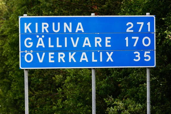 Znak Drogowy Odległości Szwedzkiego Miasta Kiruna Gallevare Overkalix Znajdujące Się — Zdjęcie stockowe