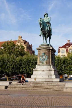 Malmö, İsveç - 24 Ağustos 2017: ortasında Stora torg kare Kral Karl X Gustav John Borjeson tarafından heykel İsveç ' in binici heykeli olduğunu..