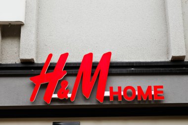Vaxjo, İsveç - 26 Haziran 2018: H ve M ev mağaza logo görünümünden Vaxjo sokakta.