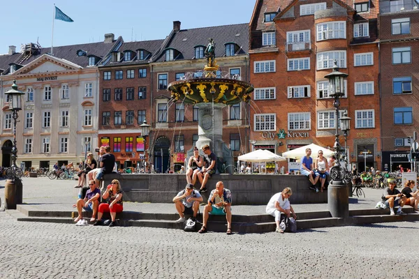 Copenhague Dinamarca Junho 2018 Vista Praça Gammeltorv Com Pessoas Sentadas — Fotografia de Stock