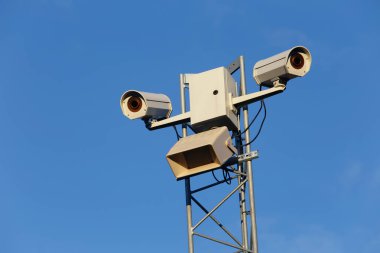 Mavi gökyüzü karşı iki açık güvenlik kameraları görünümünü düşük melek.