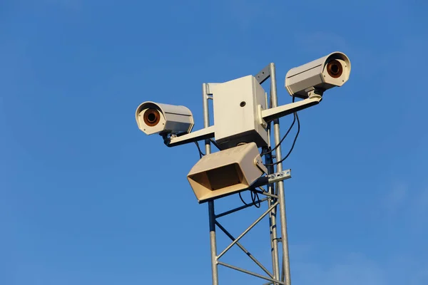 Blick Auf Zwei Überwachungskameras Freien Vor Blauem Himmel — Stockfoto
