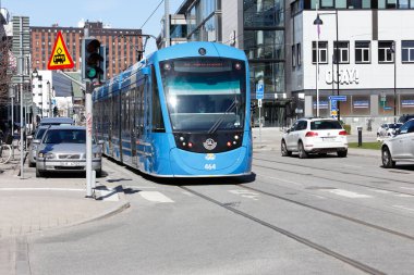Solna, İsveç - 18 Nisan 2016: Mavi modern sokak araba Tvarbanan hatta Svetsarvagen Street Sl tarafından işletilen kentsel alanda hizmet.