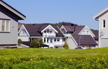 Tanem, Norveç - 27 Mayıs 2016: Modern ahşap tek aile evleri ile Norveç binalar.