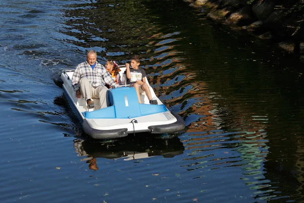 Malmo Suecia Agosto 2017 Adulto Dos Niños Pedalo Azul Blanco — Foto de Stock