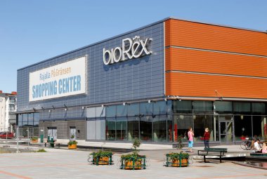 Tornio, Finlandiya - 20 Temmuz 2016: İsveç - Fin sınır Rajalla alışveriş merkezi kapalı birkaç metre bulunur.