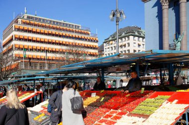 Stockholm, İsveç - 24 Mart 2016: Pazar tezgahları ile meyve ve sebze Hotorget kare.