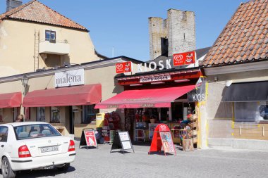 Visby, İsveç - 12 Mayıs 2016: Köşk Gorrgluggen Sodertorg Meydanı şehir taslağı'nda yer alan.