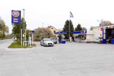 Burgsvik, İsveç - 14 Mayıs 2016: Benzin servis istasyonu Körfez markalı.