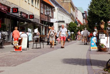 Ystad, İsveç - 26 Haziran 2018: Stora Ostergatan street downtown bölgesinde görünümünü.
