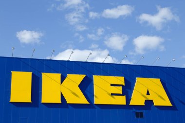 Uppsala, İsveç - 6 Temmuz 2016: IKEA Mobilya dükkanı dış duvar logosuna ile dış kapat.