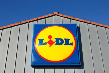 Sodertalje, İsveç - 24 Şubat 2019: Lidl işareti ve Bergaholmsvagen Road'da bulunan mağazasında bina logosuna Close-up.