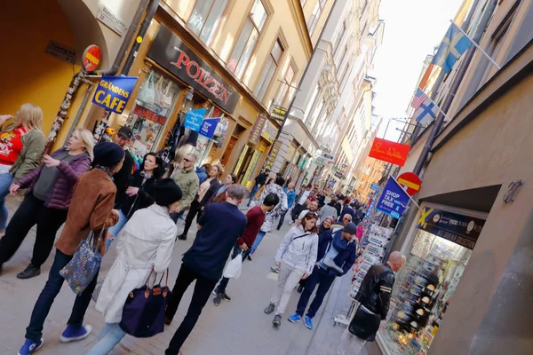 Persone nel centro storico — Foto Stock