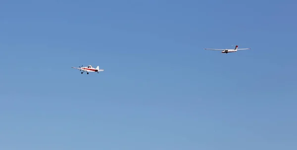 Bogsering av segelflygplan — Stockfoto