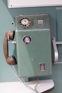 Eski ankesörlü telefon