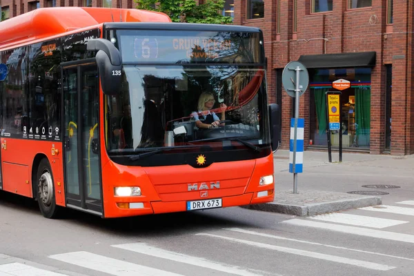 Orange stadsbuss — Stockfoto
