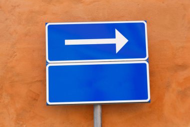 Boş bir ek panel ile tek yönlü yön işareti