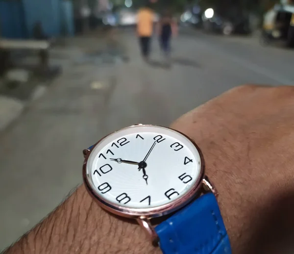 Comprobación Tiempo Reloj Pulsera Casi Las Siete Tarde — Foto de Stock