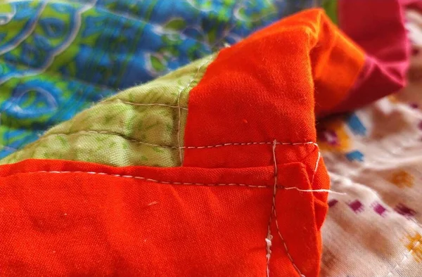 Kırmızı yün örülü yorgan yaması