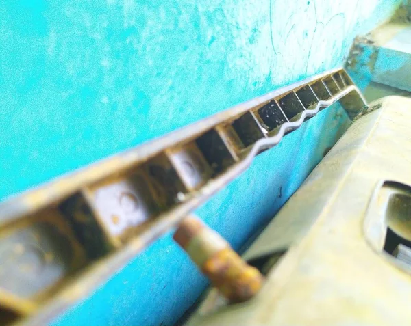 Eski model radyo fM enstrüman kolu ve turkuaz mavi arka planlı kırık anten