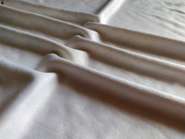 Güzel çizgili birbirine kenetlenmiş yumuşak ipek kumaş katları