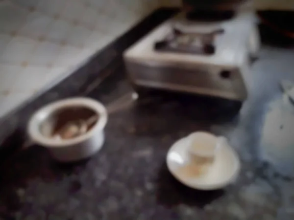 Mutfağın zemininde çözünmüş boş çay fincanı