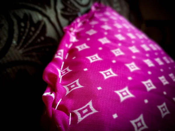 Beyaz elmas desenli, kırmızı, rahat yastık dokuması. Parlak renkler.